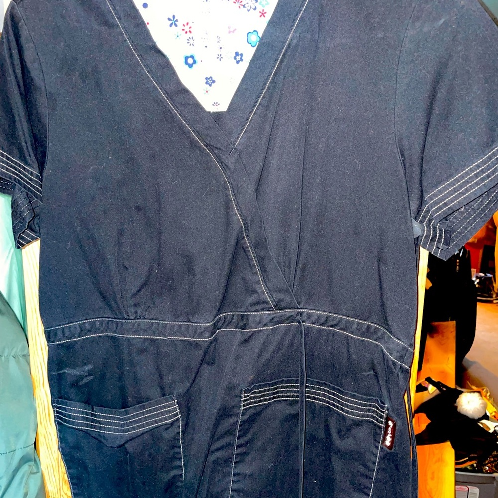 Koi scrub top sz. L